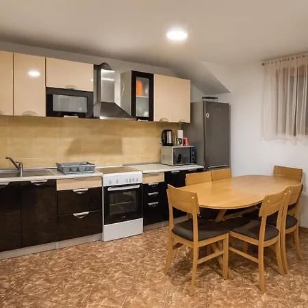 Apartman Em *